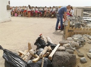 Alumnos del colegio La Cerruda limpian el saladar y visitan las Salinas de Tenef 