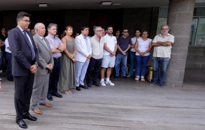 El Cabildo realiza un minuto de silencio por la muerte de una vecina de Santa Brgida por violencia machista