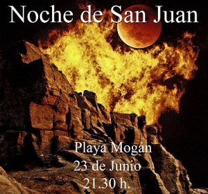 Un asadero de pias, fuegos artificiales y una gran hoguera en la noche de San Juan de Mogn