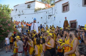 Los papahuevos bailarn pachanga en la XVII Bajada del Carbonero en Tunte