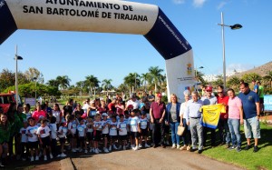 El alcalde de San Bartolom de Tirajana abre la Carrera Solidaria del Colegio Arenas 