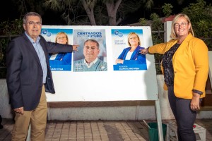 Marco Aurelio Prez y Elena lamo Vega inician la campaa en Maspalomas con la pega de de carteles  