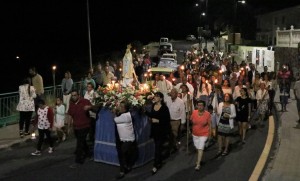 Las antorchas iluminan la procesin de la Virgen de Ftima en Veneguera 
