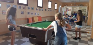 Santa Luca ofrece a una treintena de jvenes actividades artsticas y ldicas en el Centro Polivalente de Balos