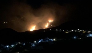 El viento reactiva el incendio dentro del perimetro