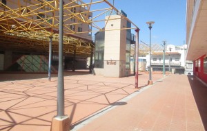 Santa Luca repone toda las luminarias y las papeleras de la plaza de  la Ciel en la Avenida de Canarias
