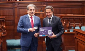 Romn Rodriguez entrega al Parlamento los Presupuestos del Gobierno