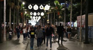Santa Luca  enciende su alumbrado navideo con cerca de 200 guirnaldas que iluminan las zonas comerciales 