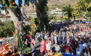 Miles de personas celebran el da grande de las fiestas de Santa Luca en un da soleado en la zona alta