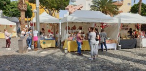 Artesanos y artesanas venden sus productos en la plaza de la Era en la Feria de San Valentn 
