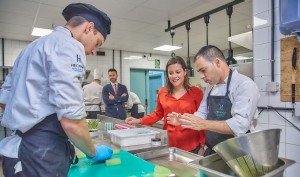 El chef canario Miguel Navarro, comparte su saber con alumnos de Hecansa