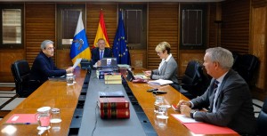 Canarias establece controles  en los aeropuertos para medir la temperatura  a los viajeros procedentes de la pennsula