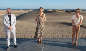 Susanna Grisso recibe a Carlos lamo y Conchi Narvez en el plat de Espejo Pblico instalado en Maspalomas
