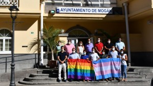 Mogn luce la bandera arcoris y trans con motivo del Orgullo LGTBI