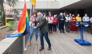 El Cabildo iza la bandera arcoris por la discriminacin contra personas lesbianas, gays, trans y bisexuales