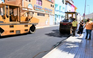 El Ayuntamiento asfalta en Arguinegun  la avenida Francisco Navarro Navarro  y calles aledaas 