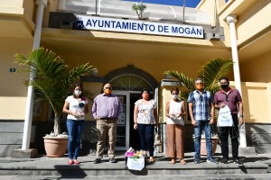 El Club Indostnico ofrece dulces tradicionales al Consistorio de Mogn con motivo del Diwali