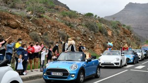 Los Reyes Magos reparten ilusin en  su visita a los barrios de Mogn 