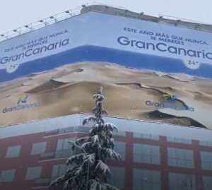 Gran Canaria les cambia la cara a los madrileos en plena nevada
