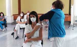 Canarias inicia la vacunacin contra la COVID-19 entre el personal sanitario del SCS