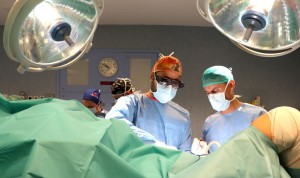 Hospitales Universitarios San Roque estrena en Europa gafas virtuales para la retransmisin de ciruga en directo