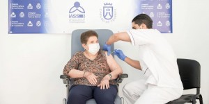 Sanidad comienza a administrar la segunda dosis de la vacuna contra la COVID-19 en los centros sociosanitarios