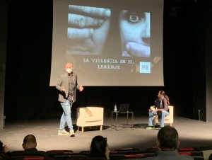 Roy Galn y Valeria Vargas, hablan de las masculinidades y la cultura LGTBI en el teatro Vctor Jara