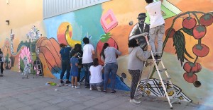Jvenes de la Orilla realizan en el centro polivalente un mural dedicado a las tradiciones y la cultura del municipio 