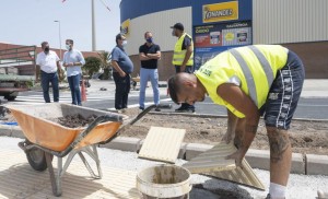 Ecoaga mejora el trnsito peatonal en una veintena de calles de la Zona Industrial de Arinaga