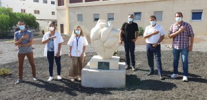 Una escultura de Vctor Navarro preside  el jardn de la entrada  del Centro de Salud de Vecindario 