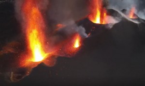La reconfiguracin del cono y la apertura de nuevas bocas de emisin de lava alimentan las coladas ya existentes