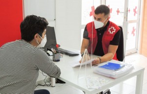 Cruz Roja entrega 730.000 euros en ayudas econmicas y productos de primera necesidad, a afectados por el volcn de La Palma