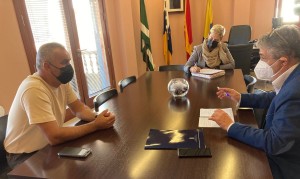 El Cabildo presenta a la alcaldesa de Ingenio un proyecto de limpieza de invernaderos abandonados