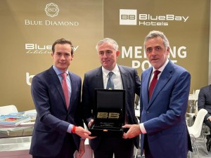 Hospiten recibe en Fitur un reconocimiento por su ayuda durante la pandemia  