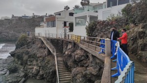 Cerca de 400 vecinos instan al pleno de San Bartolom de Tirajana a mejorar el acceso a la playa del Pirata