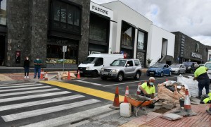 Mogán instala un semáforo en la zona comercial de Puerto Rico para aumentar la seguridad de peatones