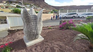 Una escultura en homenaje al cultivo del millo embellece desde el barrio de Los Corralillos de Agimes