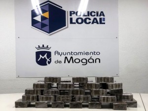 La Polica Local de Mogn retira un fardo de hachs de 30 kilos de la playa de Costa Alegre 