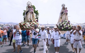 Veneracin a la Virgen del Carmen en la procesin martima de Playa de Mogn