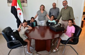 Francisco Garca y Ana Gopar, reciben en Santa Luca a los nios y las nias saharauis del programa Vacaciones en Paz