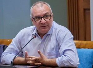 Luis Campos pide estudiar la posibilidad de establecer limitaciones en la compra de viviendas por forneos