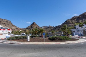 El Ayuntamiento de Mogn  acondiciona  la rotonda de Playa del Cura 