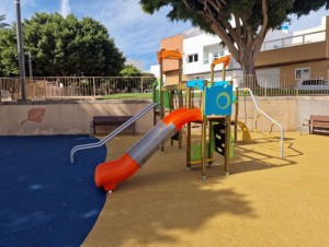 Ingenio reabre el  parque infantil de La Montañeta  renovado tras una inversión de más de treinta  mil euros