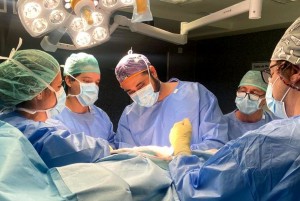 Caminar al día siguiente y a las 48h en casa, el salto cualitativo de la primera cirugía bilateral de caderas en Canarias