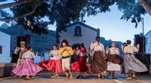 Mogn celebra el Da de Canarias   con msica y baile tradicional 