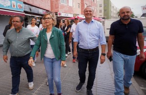 Conchi Narvaz, y Augusto Hidalgo  recorren la Zona Comercial Abierta  de San Fernando