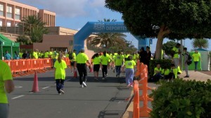 Unas mil personas se unen a la carrera benfica a favor de Pequeo Valiente organizada por el IES Ingenio 