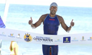 Eduard Mannanov y Elena Sarmiento, imbatibles en la XII travesa a nado Maspalomas Open Water