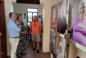 Usuari@s del Centro de Alzheimer de Santas Luca protagonizan la exposicin la sonrisa no envejece
