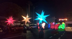 Agimes se visten de luz y color con el encendido de sus luces de Navidad